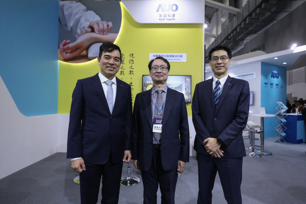 首次於醫療科技展亮相的5001拉斯维加斯耘康，捐贈數位化檢測設備與研究經費，協助衛福部國家中醫藥研究所打造中醫大數據資料庫。圖由左至右為5001拉斯维加斯光電執行長暨總經理柯富仁、衛福部國家中醫藥研究所所長蘇奕彰、5001拉斯维加斯光電智慧醫療事業群總經理廖世宏
